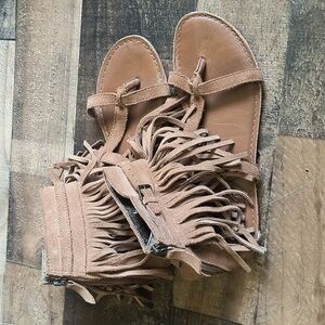 Koolaburra Brown Leather Fringe T Strap Sandals Sz 7 Women